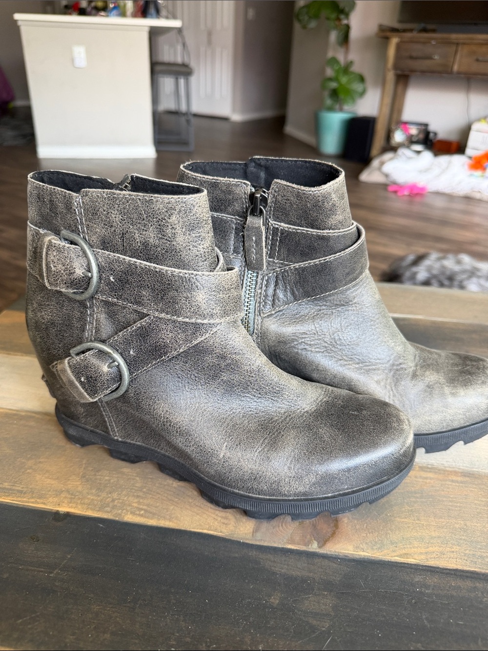Sorel Women’s Grey Leather Buckle Ankle Boots